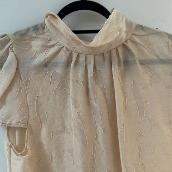BCBG romantic blush pink blouse with tie neck size Large - Picture 2 of 4